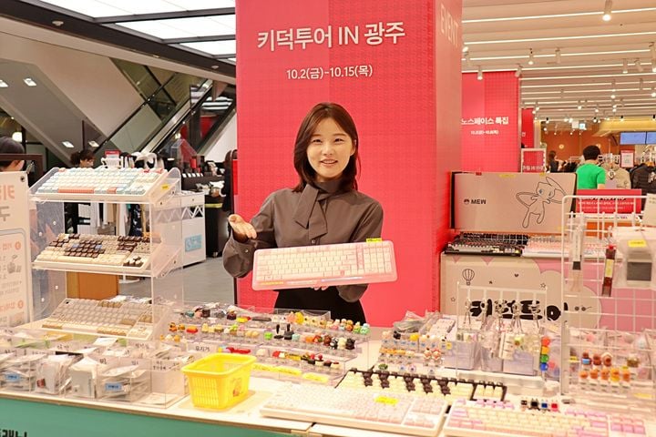 광주신세계가 호남 최초로 16개 브랜드 250여 종 키보드가 참여하는 '키덕투어' 팝업스토어를 연다. 신제품 공개 및 구매 경품 이벤트를 진행한다.