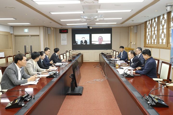 신안군이 안토니 곰리 작가와 화상회의를 열고 비금도 갯벌 위 설치작품 '엘리멘탈' 프로젝트를 점검했다.