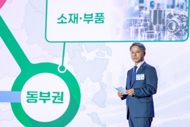 민형배 전남광주통합특별시장이 출범 100일 기념 포럼에서 광주·동부·서부를 연결하는 반도체 트라이앵글 구축 및 산업 대전환 전략을 제시했다.