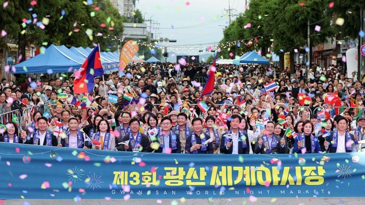 광산구가 3일 개최한 '제3회 광산세계야시장'에 4만 5천 명이 방문했다. 11개국 퍼레이드와 상생쿠폰 발행으로 다문화 화합과 월곡동 골목상권 활성화를 이끌었다.