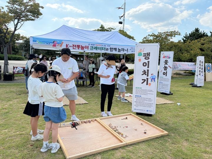 서구가 11월까지 마륵·풍암 등 공원 5곳에서 ‘찾아가는 팝업 놀이터’를 20회 무료 운영한다. 전래놀이 지도사와 함께 전통놀이를 체험하며 스탬프 완료 시 메달을 제공한다.