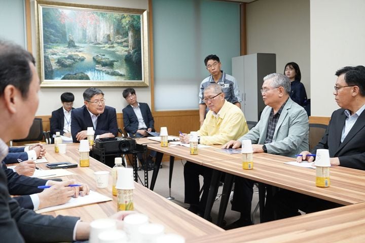 목포시가 대통령직속 농어업·농어촌특별위원회에 '국립 김산업진흥원 목포 유치' 및 '김산업 진흥구역 지정'을 공식 건의했다. 시는 목포를 대한민국 김산업 핵심 거점으로 육성한다.