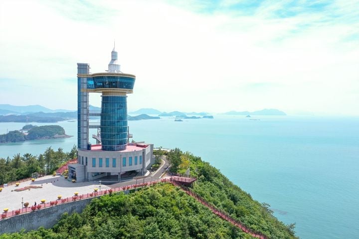고흥우주발사전망대 전경. 고흥군이 10월 7일 누리호 5차 발사에 맞춰 우주발사전망대를 특별운영한다. 인원 및 차량 통제, 주차장 257면 확보, 버스킹 공연을 통해 관람객 안전과 편의를 지원한다.