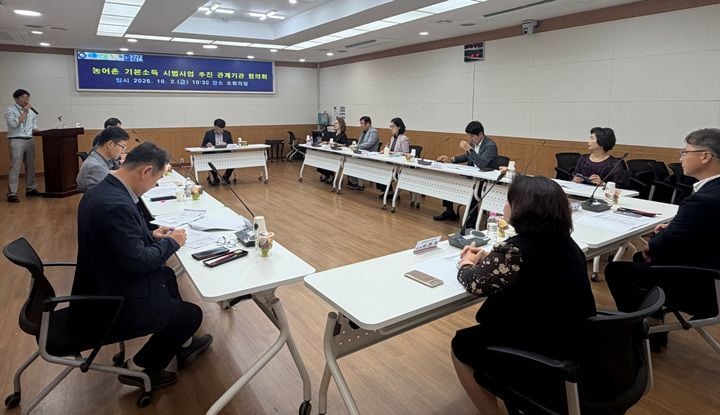 강진군이 2일 관내 4개 지역농협과 농어촌 기본소득 시범사업 선정을 위한 상생 업무 협의를 개최했다. 양 측은 상호 협력을 위한 MOU 체결과 상시 소통 체계 구축에 합의했다.