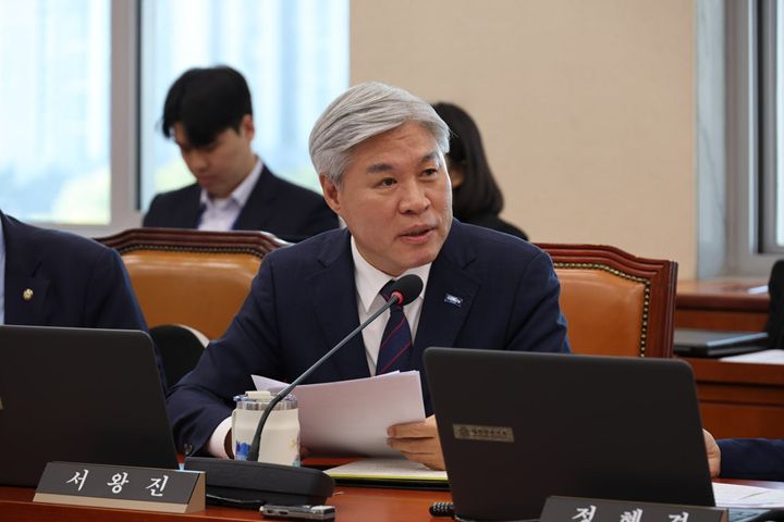 서왕진 의원이 국정감사에서 호남 6GW 반도체 전력 수요 발생에 따라 12조 원 규모 서해안 HVDC 송전망 재검토를 요구했고, 정부도 원점 재검토 방침을 밝혔다.