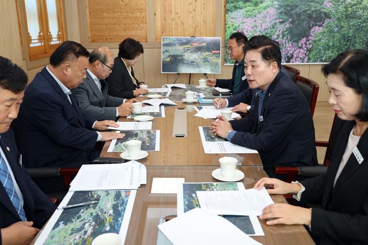 장흥군이 6일 군의회와 간담회를 열어 정남진종합스포츠타운 및 파크골프장 조성 방안을 논의하고 체육대회와 전지훈련 유치 등 스포츠산업 활성화에 나서기로 했다.