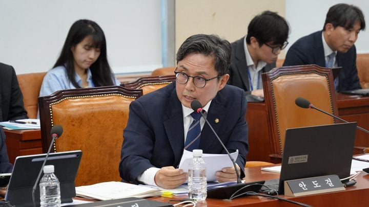 안도걸 의원이 국정감사에서 청년 자산 양극화를 지적하고 '중소기업 청년 자산형성 스케일업 패키지' 도입을 제안했다. 경제부총리는 적극적인 세부 검토를 약속했다.
