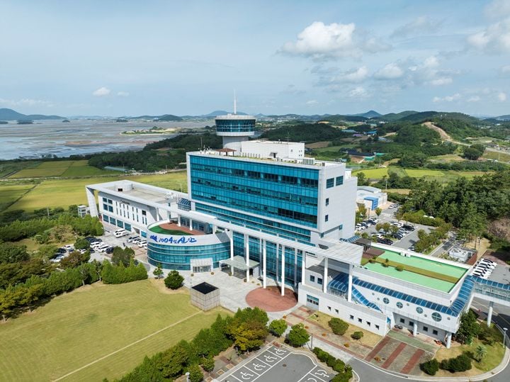 신안군이 정부 수당에 군비 40만 원을 추가해 7세까지 월 최대 70만 원을 지급하는 '아동양육수당' 신설을 추진한다. 복지부 협의 등을 거쳐 2027년 시행 예정이다.