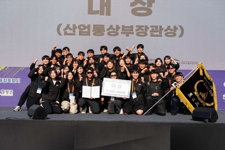 영광군에서 열린 2026 대학생 스마트 e-모빌리티 경진대회가 성황리에 마쳤다. 전남대 SEM이 대상을 수상했으며 10억 원의 지역 경제효과를 거뒀다.