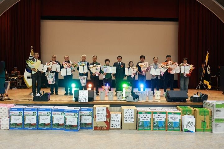 곡성군이 제38회 후계농업경영인대회를 열고 농업인 250여 명과 화합의 시간을 가졌다. 우수회원 38명을 표창하고 농촌 인력난과 농가 경영 안정을 위한 지원 확대 계획도 밝혔다.