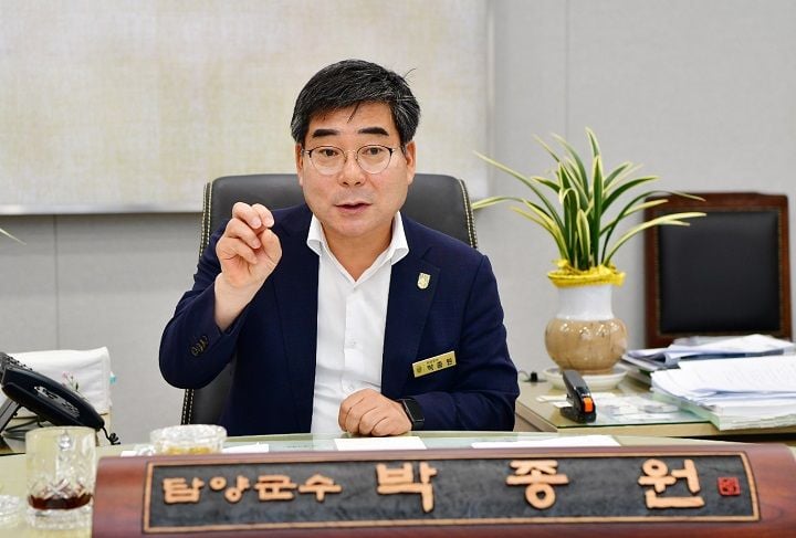 박종원 담양군수가 취임 100일을 맞았다. 담양군은 79개 공약사업을 바탕으로 햇빛소득, 돌봄, 스마트농업, 첨단4지구, 관광·광역교통망 등 민선 9기 주요 정책을 본격 추진한다.