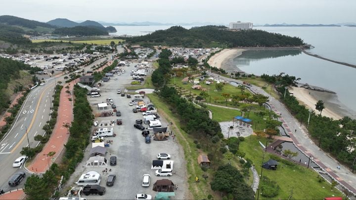 해남군이 10월 9~11일 오시아노 관광단지에서 2026 전남광주 캠핑관광박람회를 개최한다. 4000여 캠핑객의 지역 소비 유도를 위해 전통시장 연계 투어와 체험 프로그램을 운영한다.