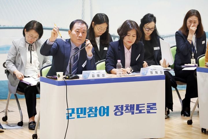 신안군이 민선 9기 100일을 맞아 하의면 찾아가는 타운홀미팅과 아이돌봄 정책토론을 열었다. 700건의 주민 건의를 수렴해 상하수도, 교통 등 생활 불편 사항을 우선 해결한다.