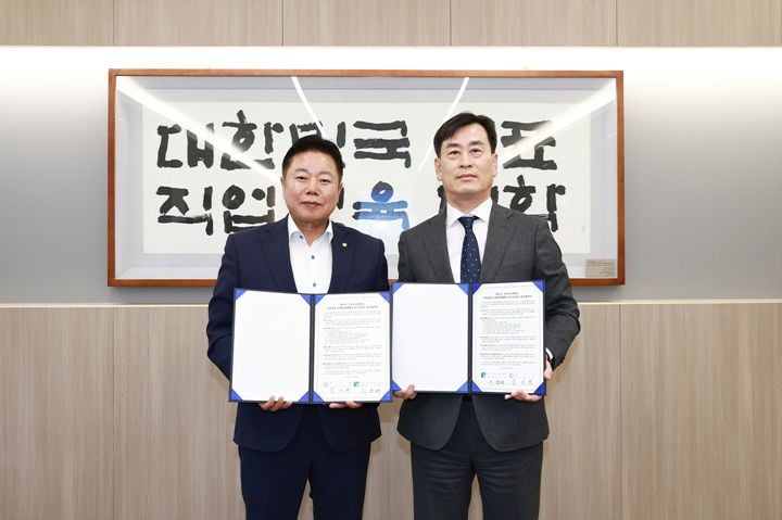 화순군과 조선이공대학교가 10월 6일 지역성장 인재양성 체계(ANCHOR) 업무협약을 체결했다. 농업용 드론과 메디푸드 등 맞춤형 교육을 통해 청년 취·창업과 지역 정주를 지원한다.