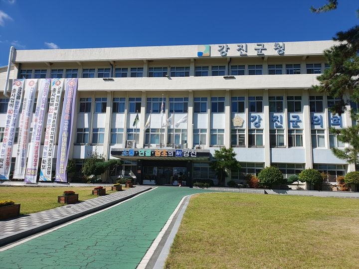 강진군이 2026~2027년 겨울철 대설과 한파에 대비해 제설장비 확보, 취약시설 점검, 한파쉼터 정비 등 군민 안전을 위한 선제적 대응에 나선다.