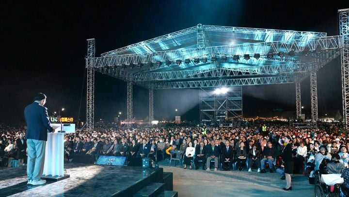 2026 나주영산강축제가 개막 첫날 9만 명의 방문객을 기록했다. 12만 평 가을꽃단지, 뮤지컬 공연, 드론쇼 등 다채로운 행사가 11일까지 영산강정원에서 펼쳐진다.