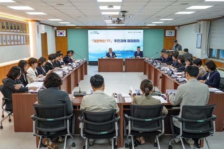 목포시가 재정혁신TF 회의를 열고 33개 과제를 점검했다. 절감한 예산은 소상공인 지원과 도로·교통 등 시민 일상 불편 해결에 집중 투입한다.