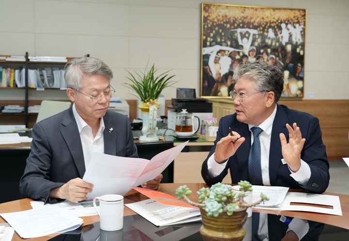 장세일 영광군수가 취임 100일을 맞아 군정 성과와 운영 계획을 발표했다. 국 체제 개편, 에너지 기본소득, 영광형 기본사회 구축 등 6대 군정방침을 추진한다.