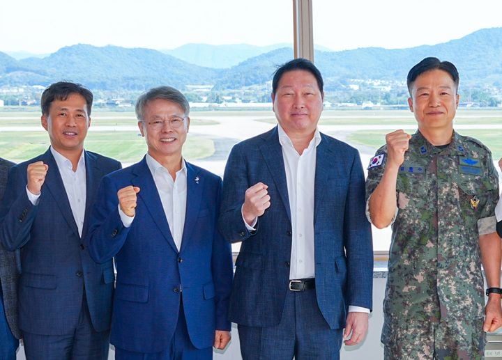 최태원 SK 회장이 광주 군공항 이전 부지를 찾아 호남권 반도체클러스터 조성을 점검했다. 전남광주통합특별시는 6조 원 규모 재정을 투입해 부지·전력·용수 인프라를 신속 지원한다.