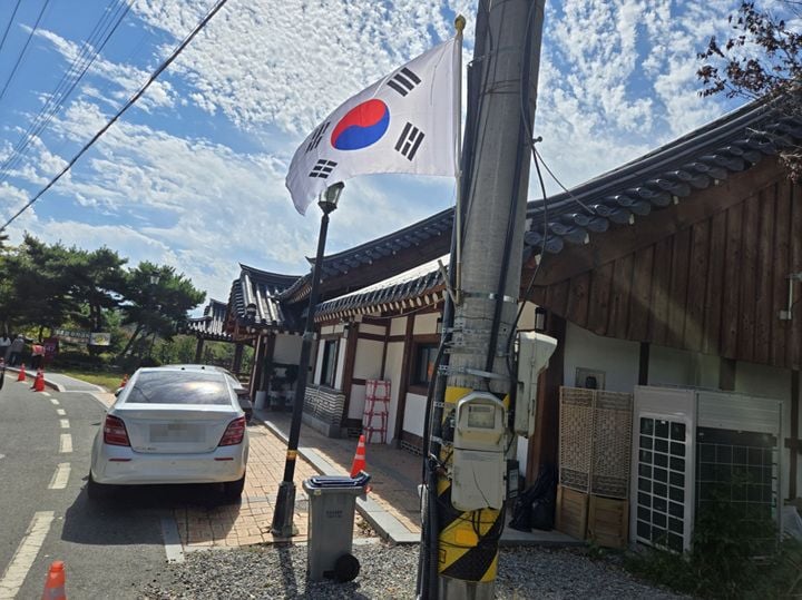 영암군이 군서면 도로변에 거꾸로 게양된 태극기를 신고 접수 즉시 바로잡고, 관내 가로기 1,250개 전수점검을 마쳤다. 군은 관리 미흡을 사과하고 재발 방지를 약속했다.