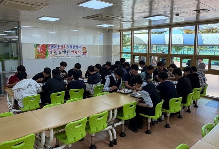 전국한우협회 함평군지부가 관내 학생 670명에게 500만 원 상당의 함평천지한우 불고기 100kg을 점심 급식으로 지원하며 우수성 홍보 행사를 개최했다.