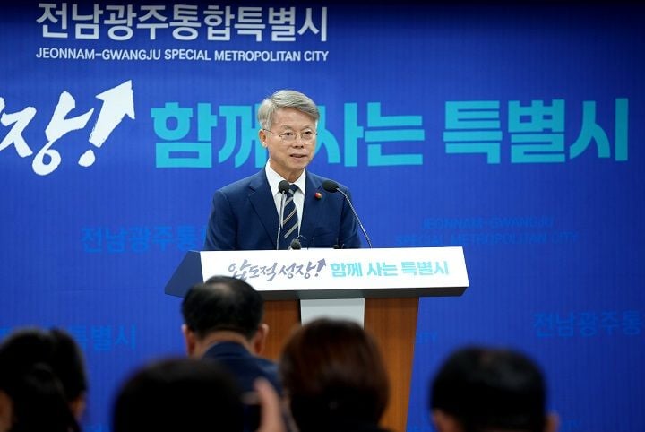 민형배 전남광주통합특별시장이 12일부터 무안청사 상시 집무를 시작한다. 서남권 의료 공백, 군공항 이전, 무안국제공항 활성화와 반도체·AI 산업 육성을 직접 챙길 계획이다.