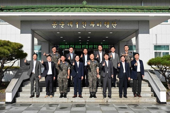 김정관 산업부 장관이 12일 광주 군공항 부지를 찾아 서남권 반도체 클러스터 기반시설을 점검했다. 부지·전력·용수 적기 공급과 인프라 지원에 나선다.