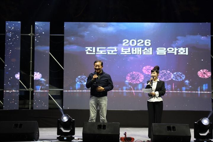 진도군이 10일 서울 마로니에공원에서 '프로듀스 진도 한판' 본선을 열어 진도씻김굿·강강술래 등을 재해석한 19개 팀의 창작 무대를 선보였다.