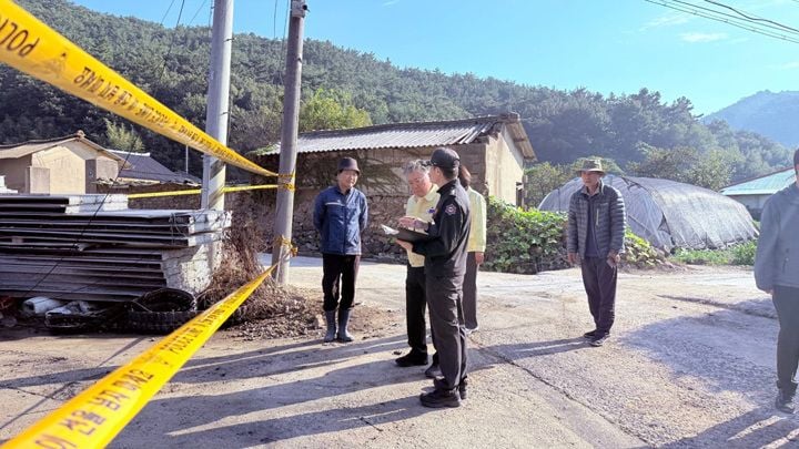 영광군 백수읍 농기계 창고 화재로 1명이 숨지고 장비가 소실됐다. 장세일 영광군수는 현장을 방문해 사고 수습을 지시하고 보험 안내 등 유가족 지원에 나섰다.