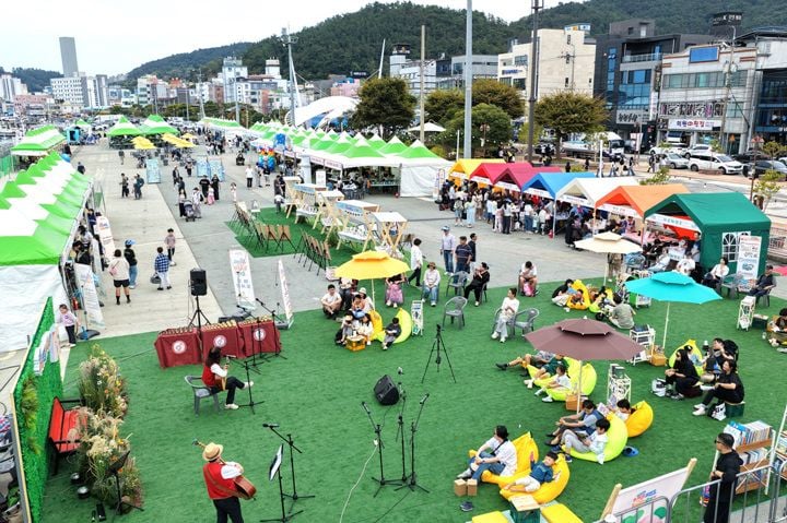 완도군이 10월 9~11일 개최한 '2026 청정 완도 가을 섬 여행'에 3만 6천여 명이 방문했다. 전복 경매와 섬 트래킹 등 체류형 콘텐츠를 선보였다.