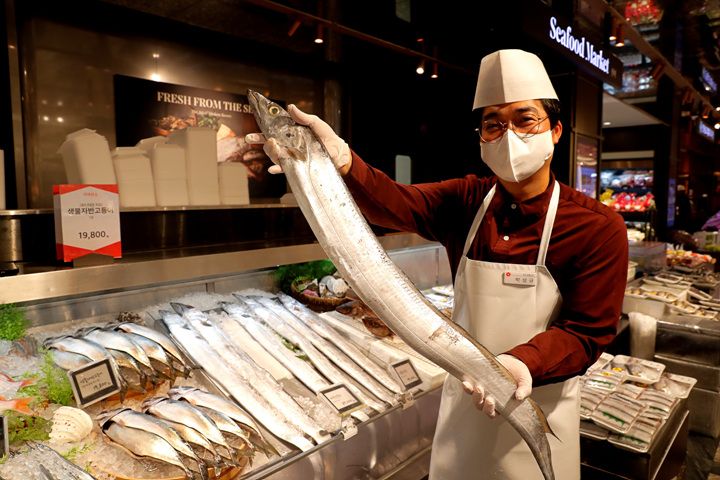광주신세계가 가을을 맞아 식품관에서 손질 고등어, 제주은갈치, 꽁치, 생새우 등 영양이 풍부한 제철 수산물 판매 행사를 진행한다.