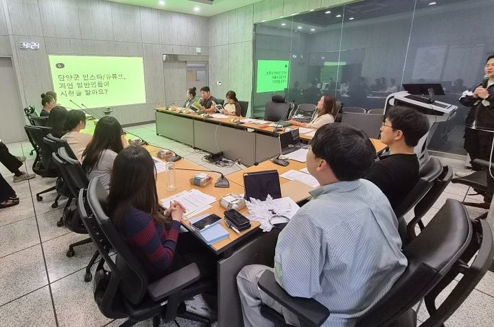 담양군 공무원들이 직접 홍보영상 제작에 나선다. 5개 팀이 관광명소와 축제, 농특산품, 군정 소식 등을 기획·촬영·편집해 12월까지 매월 공식 SNS에 공개한다.