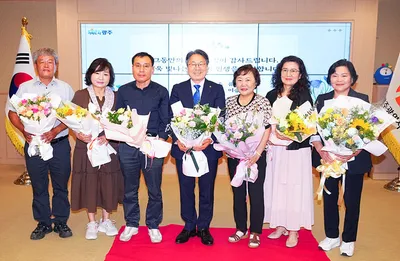 강기정 광주시장, 퇴직 공무원 공로패 전달