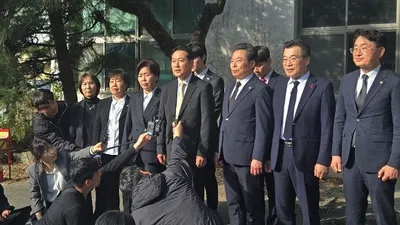 장동혁 “오월정신은 대화와 포용”… 5·18묘지 참배 강행