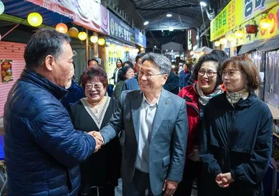 강기정 시장, '광주 야시장 명소' 대인예술야시장 상인·시민과 소통