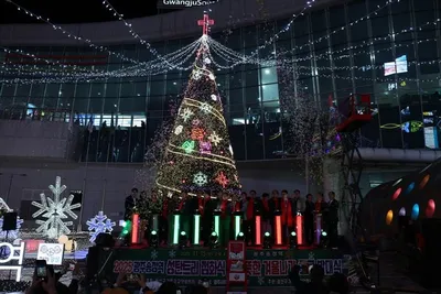 ‘12월 가장 예쁜 역’ 광주송정역 산타마을 변신..겨울 밤빛 명소 탄생