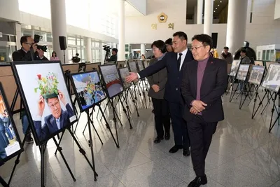 강기정 시장, 2025 광주 시정보도 사진전 관람