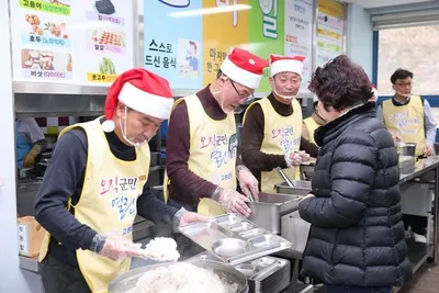 고흥군의회 의원·직원 함께한 노인복지관 배식 봉사 펼쳐