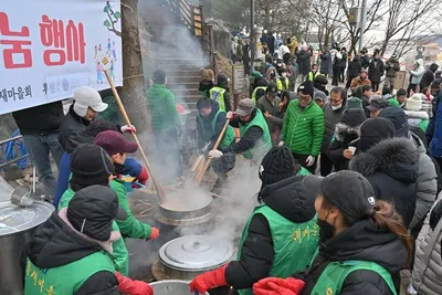 [포토] 병오년 새해 맞이 금당산 떡국 나눔