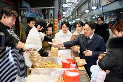 광주 말바우시장서 장바구니 물가 살핀 강기정…상인들 “소비 위축”
