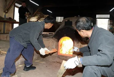 화목가마에 불 지피는 도공