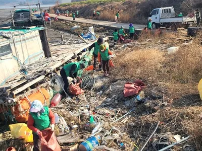 신안군 지도읍 새마을회, 해양쓰레기 250kg 수거
