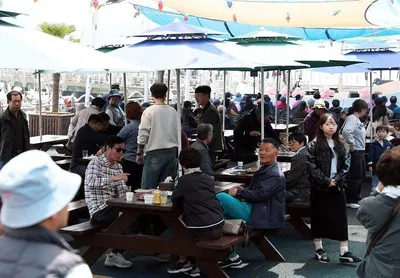 마량놀토수산시장 개장…봄 맞아 관광객 발길 ‘북적’