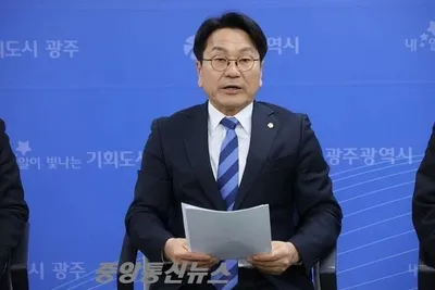 스타벅스 ‘5·18 탱크데이’ 후폭풍… 강기정 “정용진  직원 뒤에 숨었다”