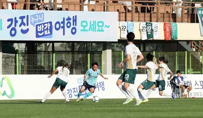 영랑구장 메운 300여 팬 환호… 강진스완스WFC 집중력 발휘하며 무승부