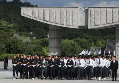 ‘5·18 조롱 논란’ 배재고 광주제일고 찾아 공식 사과… 민주묘지 공동 참배
