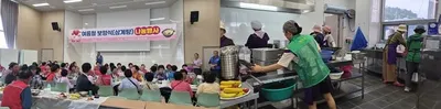 "건강한 여름 나세요" 신안 증도 복지관에 퍼진 훈훈한 삼계탕 온정