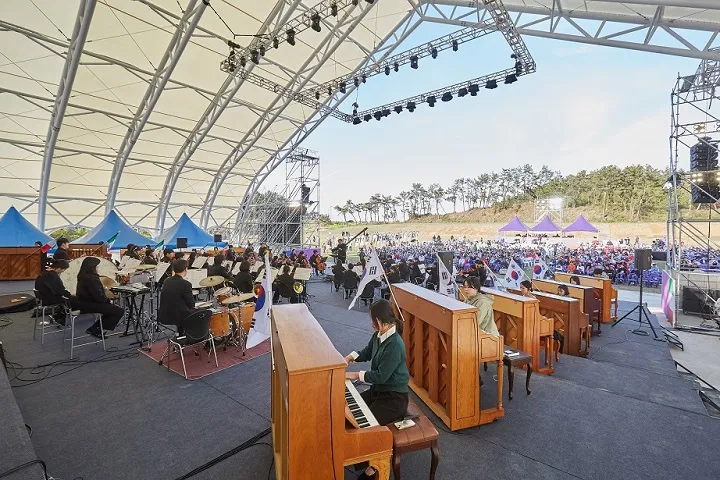 축제 기간에 진행된 피아노섬 버스킹 페스타에 참여 중인 방문객 ⓒ신안군