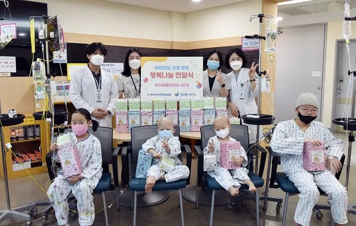 ▲화순전남대병원이 어린이날을 맞아 4월 30일 병원 73병동에서 소아청소년과 입원 환아들에게 선물을 전달했다.