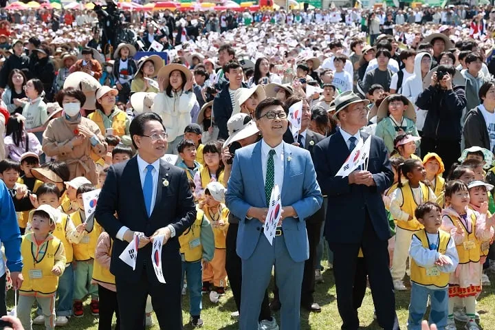 ‘독도는 우리땅’ 플래시몹에 맞춰 태극기를 흔들고 있다 ⓒ보성군
